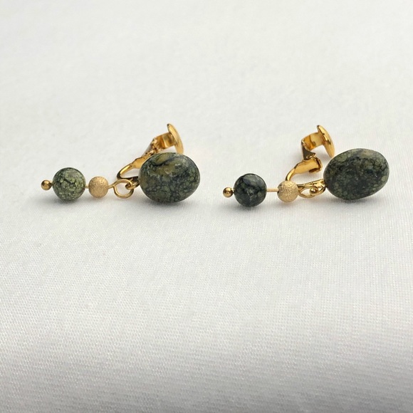 🐷 Green Marbled Stone Clip Ons - Picture 5 of 6